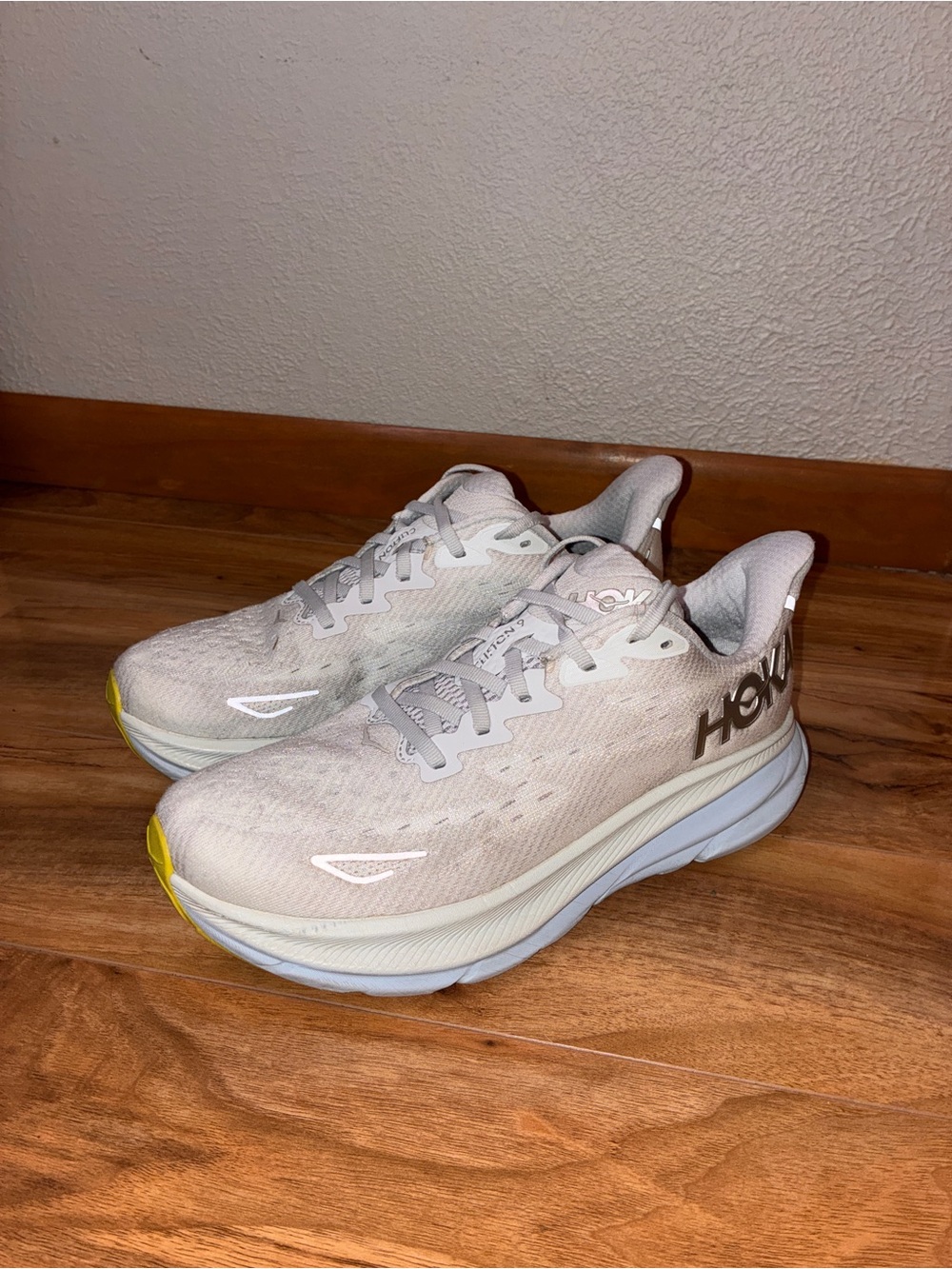 Hoka Women’s Clifton 9 Athletic Running Sneaker Shoes, white- size 8.5